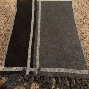 NWOT- Beautiful Banana Repub. scarf w/ tassels